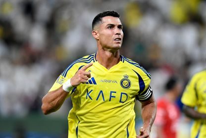 لاعب النصر  كريستيانو رونالدو يحتفل بالتسجيل أمام الرائد في الدوري السعودي - 22 أغسطس 2024 - ٌReuters