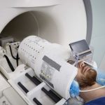 متطوع يشارك في محاكاة اختبار التصوير بالرنين المغناطيسي (MRI) داخل منشأة طبية في باريس بفرنسا. 22 مارس 2024 - AFP