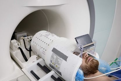 متطوع يشارك في محاكاة اختبار التصوير بالرنين المغناطيسي (MRI) داخل منشأة طبية في باريس بفرنسا. 22 مارس 2024 - AFP