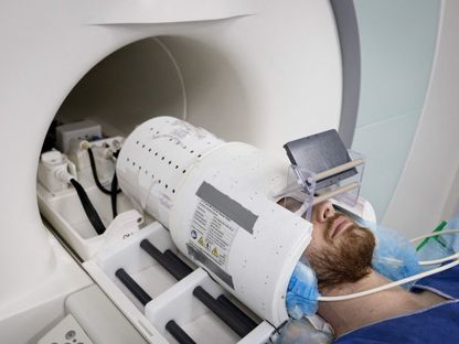 متطوع يشارك في محاكاة اختبار التصوير بالرنين المغناطيسي (MRI) داخل منشأة طبية في باريس بفرنسا. 22 مارس 2024 - AFP