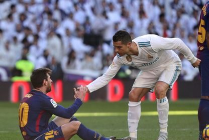 كريستيانو رونالدو يساعد ليونيل ميسي على النهوض في مواجهة الكلاسيكو بين ريال مدريد وبرشلونة - 23 ديسمبر 2017 - REUTERS