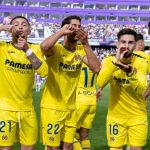 بيريز (الثاني من اليسار) يحتفل مع زملائه بالفوز على بلد الوليد - 26 أكتوبر 2024 - x/@VillarrealCF