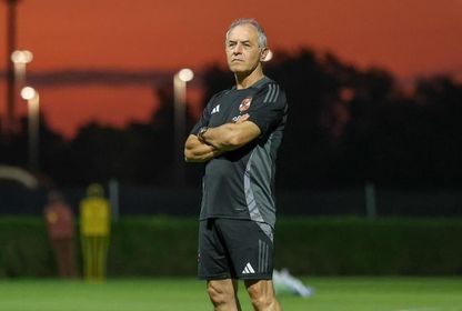 كولر مدرب الأهلي يراقب التدريبات قبل مواجهة الزمالك في السوبر المصري - X/AlAhly