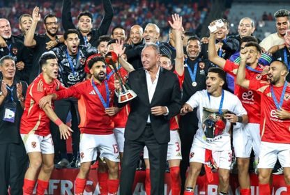 رئيس الأهلي محمود الخطيب يرفع كأس إفريقيا - آسيا - المحيط الهادئ من الاتحاد الدولي لكرة القدم فيفا - Reuters