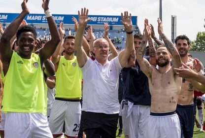 كلاوديو رانييري يودع جمهور كالياري بعد إبقاء الفريق في دوري الدرجة الأولى الإيطالي عام 2024 - CagliariCalcio/x