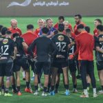 محمود الخطيب رئيس النادي مع لاعبي الأهلي قبل مواجهة الزمالك على لقب السوبر المصري في أبوظبي - 24 أكتوبر 2024 - x/ahlyegypt