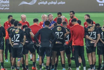 محمود الخطيب رئيس النادي مع لاعبي الأهلي قبل مواجهة الزمالك على لقب السوبر المصري في أبوظبي - 24 أكتوبر 2024 - x/ahlyegypt