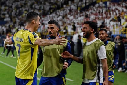 كريستيانو رونالدو نجم النصر السعودي يحتفل مع زملائه بتسجيل هدفه في مرمى العين الإماراتي بدوري أبطال آسيا للنخبة - 5 نوفمبر 2024 - Reuters