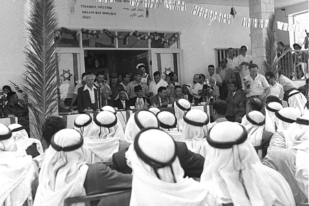 1959-05-15رئيس الوزراء دافيد بن غوريون يلقي كلمة أمام سكان في باقة الغربية.