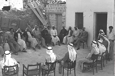 1955-10-01فارس حمدان (عند الباب) يعقد اجتماعًا مع مواطنين في باقة الغربية.