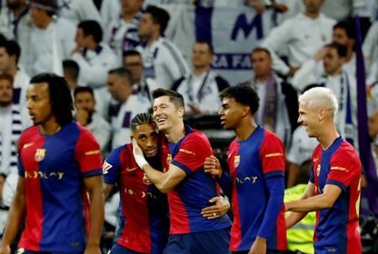 لاعبو برشلونة يحتفلون بتسجيل هدف في مرمى ريال مدريد بالدوري الإسباني- 31 أكتوبر 2024 - Reuters