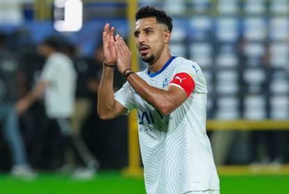 سالم الدوسري يحيي جمهور الهلال بعد مواجهة النصر بديربي الرياض في الدوري السعودي - 1 نوفمبر 2024 - X/@Alhilal_EN