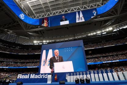 فلورنتينو بيريز رئيس نادي ريال مدريد يتحدث خلال حفل تقديم كيليان مبابي في ملعب سانتياغو برنابيو - 16 يوليو 2024 - Reuters