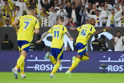 لاعبو النصر يحتفلون بتسجيل هدف في مرمى الهلال بديربي الرياض في الدوري السعودي - 1 نوفمبر 2024 - X/@aawsat_spt