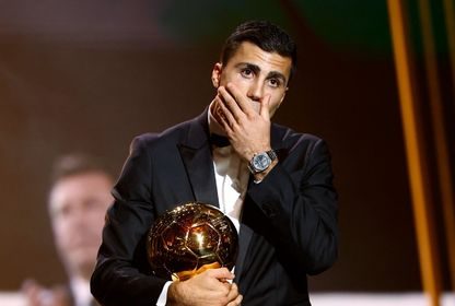 الإسباني رودري خلال تسمله جائزة الكرة الذهبية لأفضل لاعب في العالم 2024 - 28 أكتوبر 2024 - Reuters