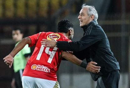 مارسيل كولر يحتفل مع حسين الشحات في مباراة الأهلي وسيراميكا كليوباترا 2-11-2024 - Ahly/fb