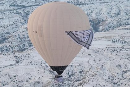 منطاد موشح بالكوفية الفلسطينية