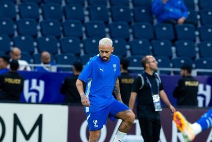 نيمار خلال الإحماء لمباراة الاستقلال في دوري آسيا للنخبة - 4 نوفمبر 2024 - x/@Alhilal_FC